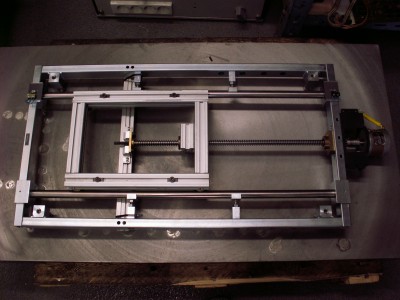 Konstrukce stolu AL profily -pojezd na bronzové rolně (2xložisko nad sebou), stažené ze stran kulatinou. Šroub - trapéz 12x4mm rovnaný, přetočený na soustruhu - matice mosaz dělená
